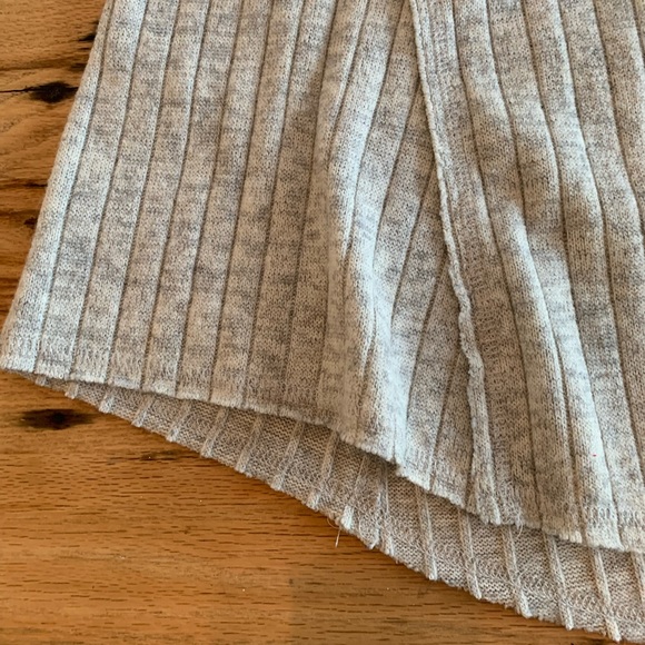 Umgee Peek-a-boo Shoulder Sweater Women’s L Taupe Gray Cable A-line‎ Preloved - Picture 4 of 9